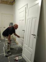 Malermeister Kalich beim Streichen der historischen Türen