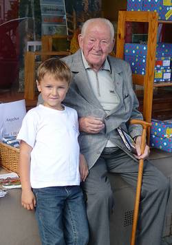 Der langjährige Firmeninhaber und Altmeister Karl Keßner und sein Enkel Elias Karl Keßner, der die sechste Generation des Hauses Schmorrde-Keßner mit präsentiert.