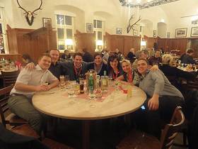 Unser Messestand-Team in ausgelassener Stimmung während der Abendveranstaltung in der BRAU-WELT von Stiegl (Salzburg).