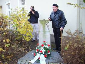 Ehrenbürger Karl Keßner nahm in jedem Jahr im Gedenken an die Opfer der Reichspogromnacht an der Gedenkfeier der Stadt am Promenadenring teil. 
