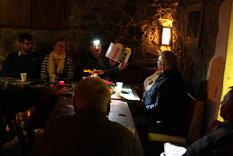Mehrere Gäste erfreuten sich bei Glühwein und Gebäck an den Eintragungen aus fünf Kontinenten.