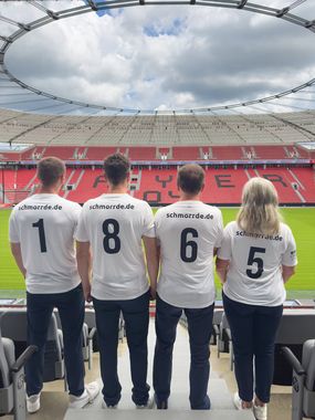 Teamfoto Familie Keßner in BayerArena Leverkusen mit Schmorrde-Gründungsjahr 1865
