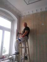 Malermeister Kalich beim Renovieren