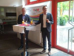 Begrüßung durch den Trodat Geschäftsführer Armin Herdegen (rechts)